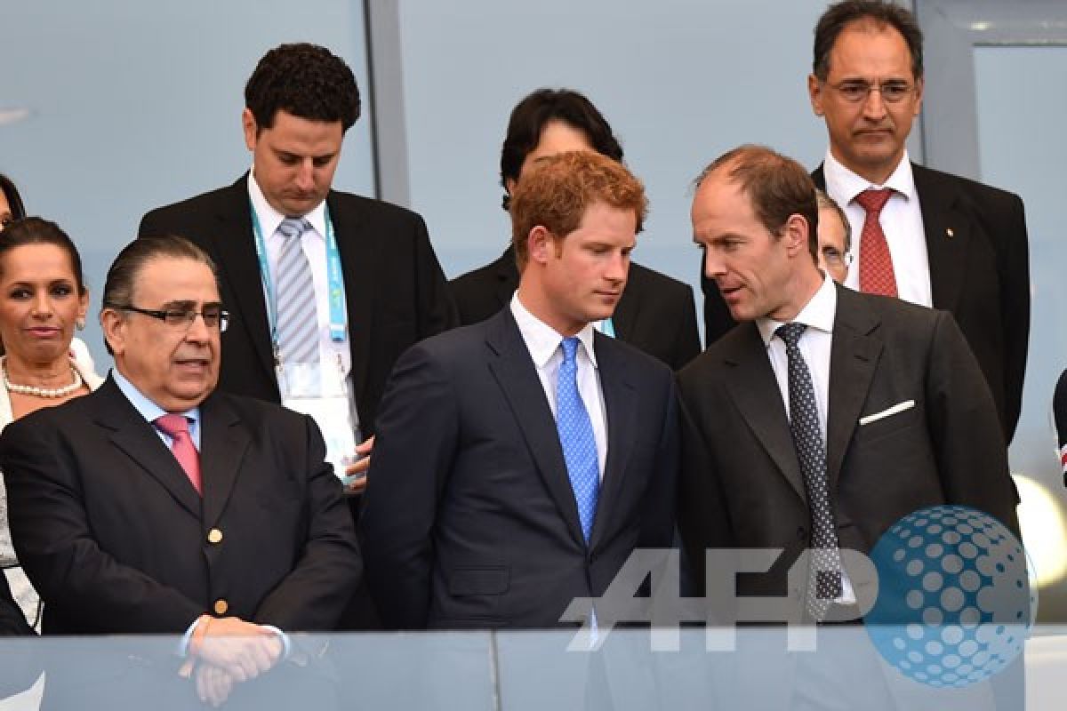 Pangeran Harry bercanda dengan anak-anak di Chile