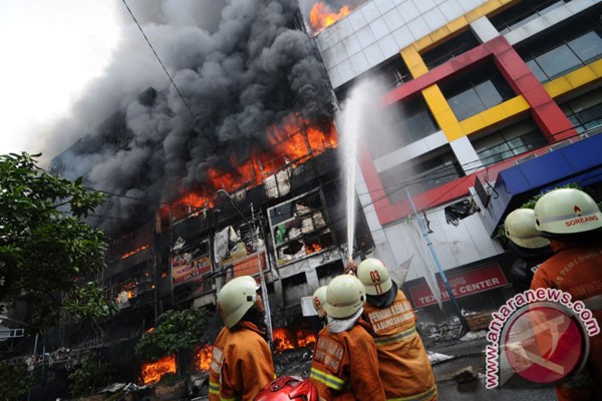 Mall Kings kebakaran, pedagang hanya bisa saksikan