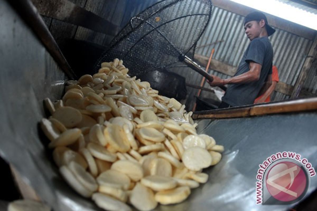 Perajin kerupuk kemplang Palembang hentikan produksi