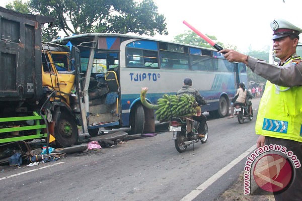 Dua sopir tewas dalam tabrakan bus vs truk