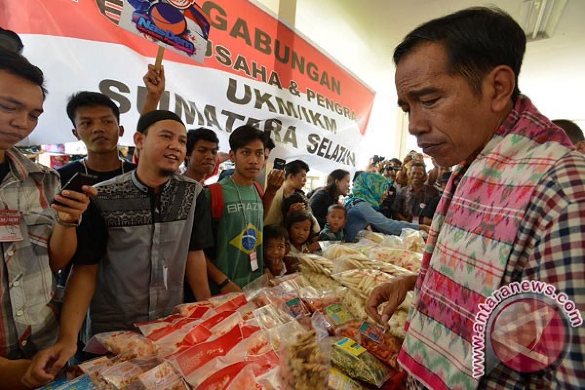 Jokowi tolak pemberian cenderamata dari pelaku UMKM