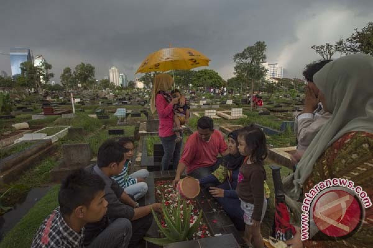 Umat Muslim Kota Pontianak ziarah kubur menjelang Ramadhan