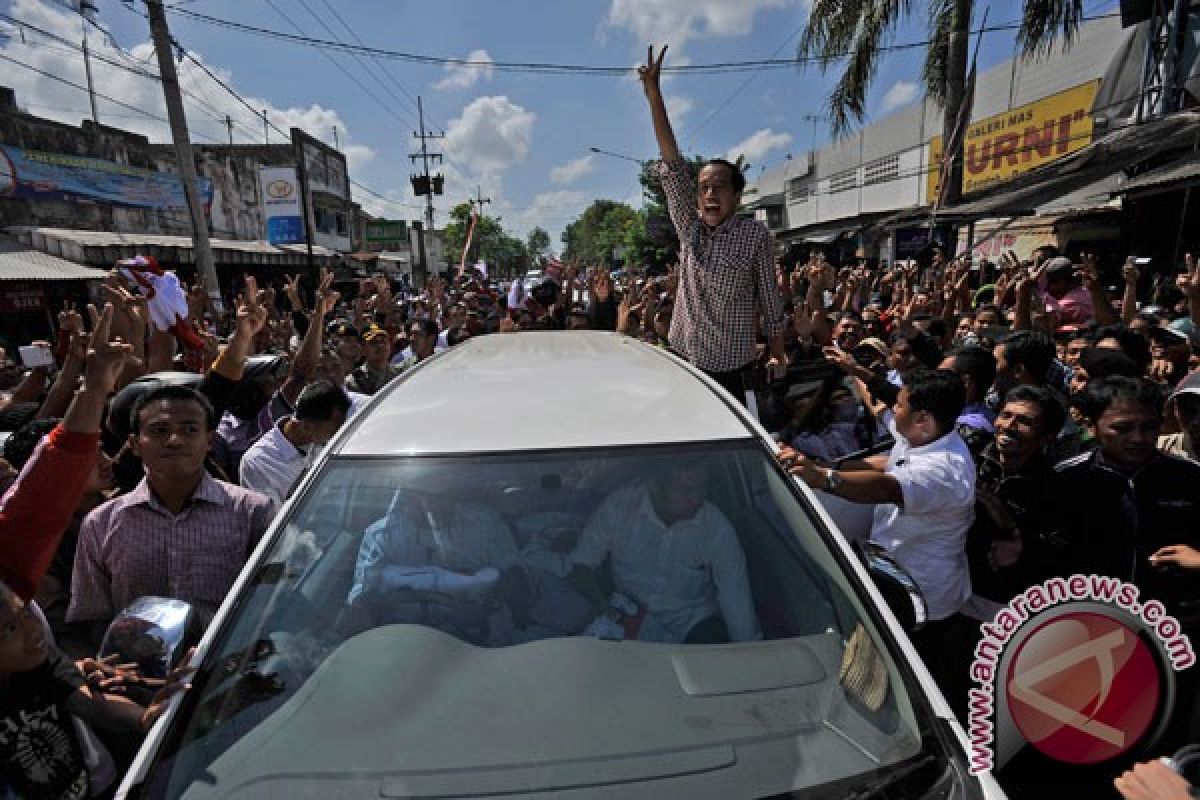 Jokowi blusukan di pasar Kota Gresik
