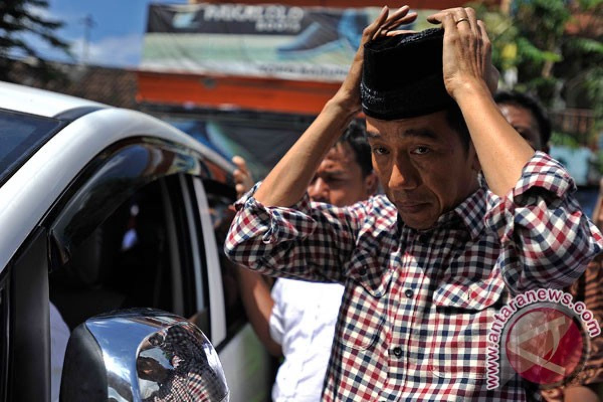 Mobil rombongan Jokowi tabrakan beruntun di Banyuwangi