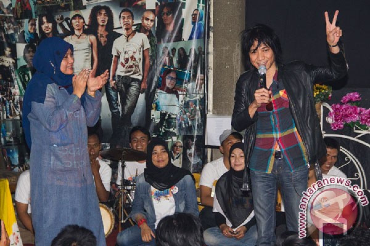 Sabtu, konser "Salam 2 Jari" di Gelora Bung Karno