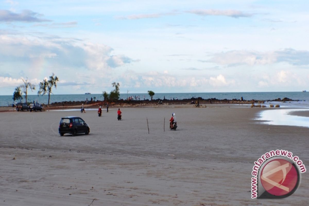 Ribuan Wisatawan Padati Pantai Pasir Padi