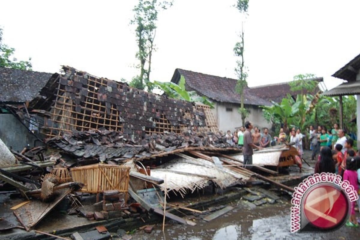 Sejumlah Rumah di Tulungagung Ambruk Diterjang Angin