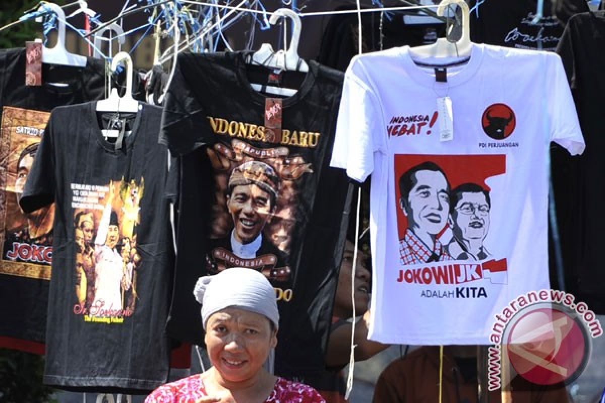 Ratusan warga berebut kaos gratis bergambar Jokowi-JK