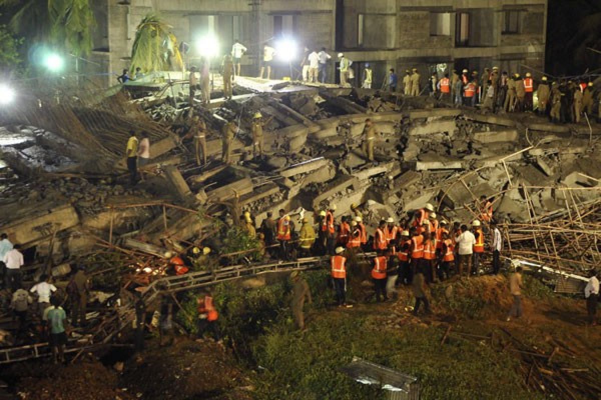 Korban tewas akibat bangunan runtuh di India jadi 47 orang