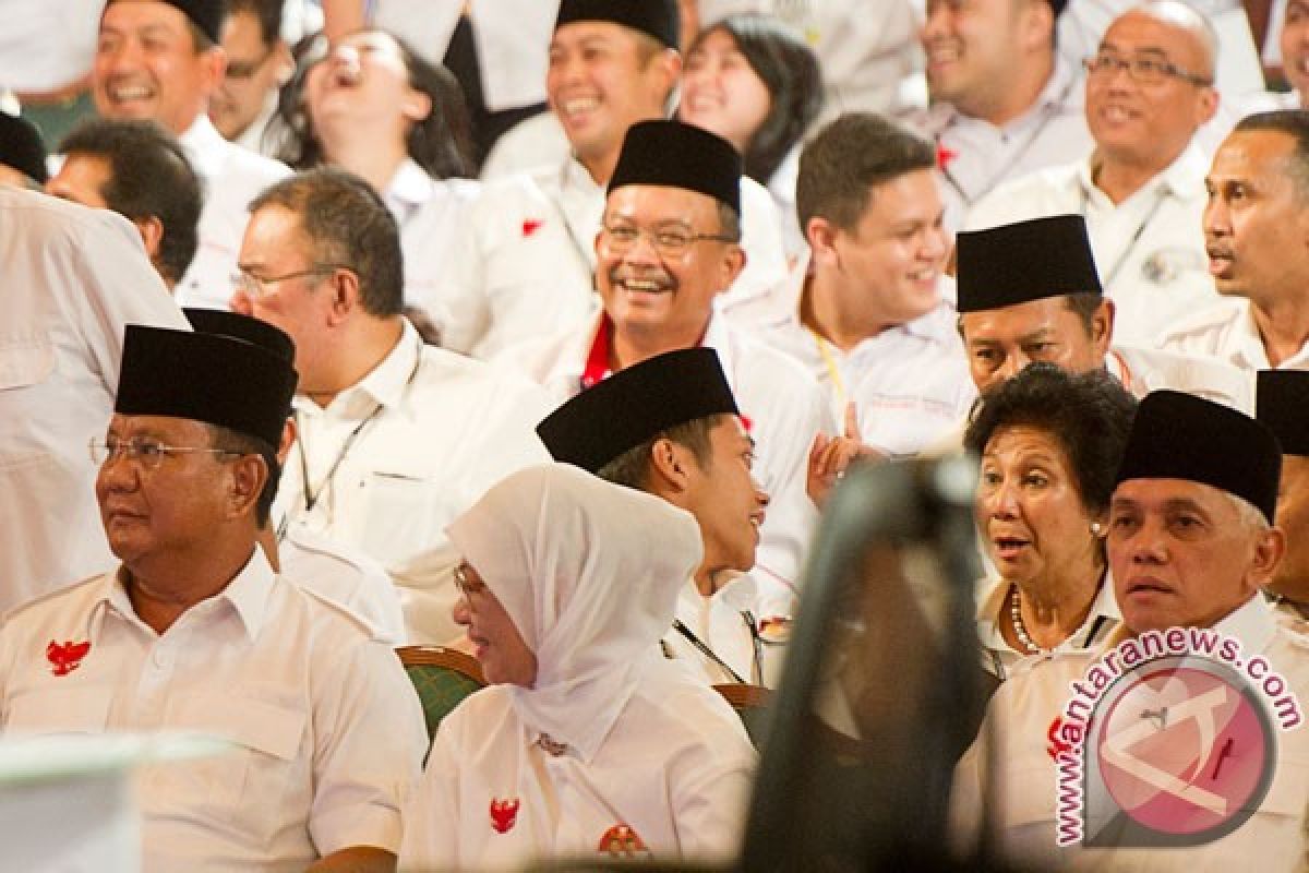 Prabowo sibuk foto, Jokowi bolak-balik ke belakang panggung