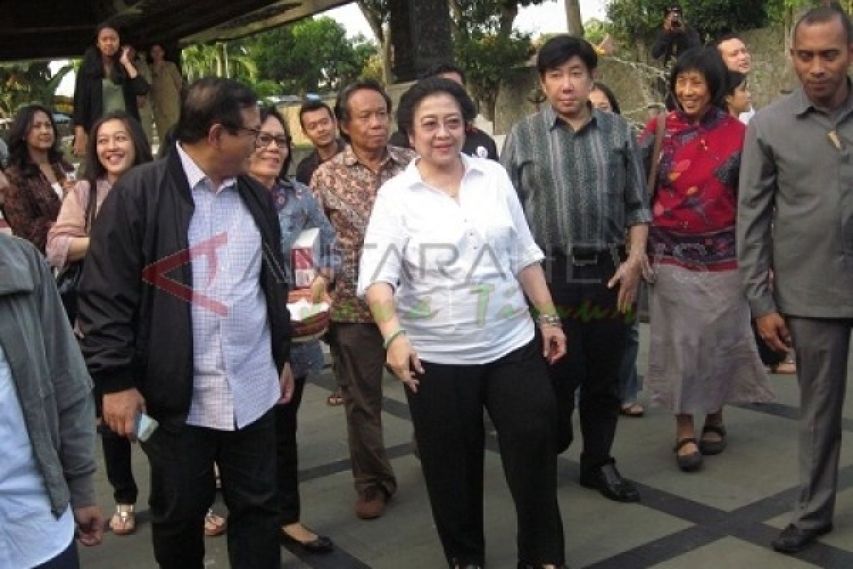 Megawati dan Keluarga Berziarah ke Makam Bung Karno