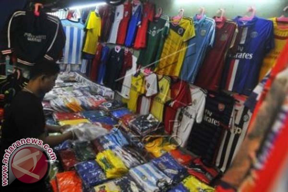 Omzet Penjualan Baju Bola dan Warkop Melonjak 