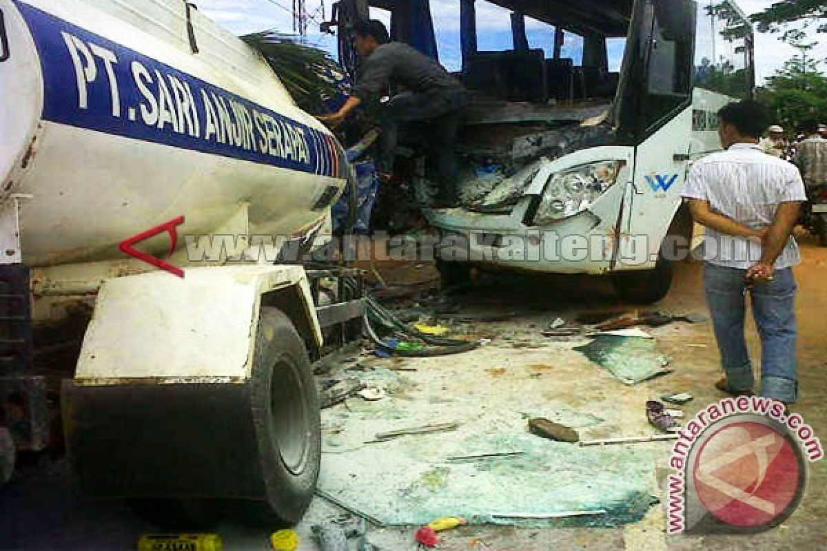 Bus Vs Truk BBM