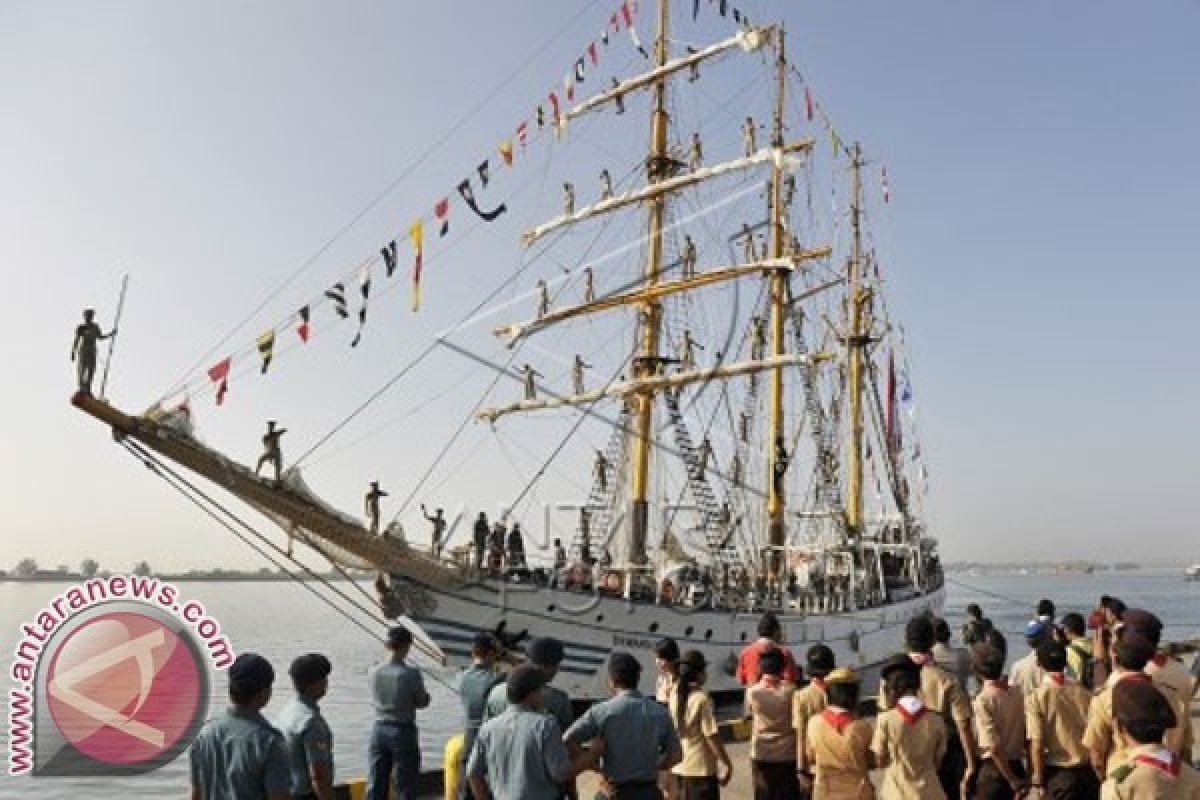 Masyarakat Bali Berkesempatan Naiki KRI Dewaruci