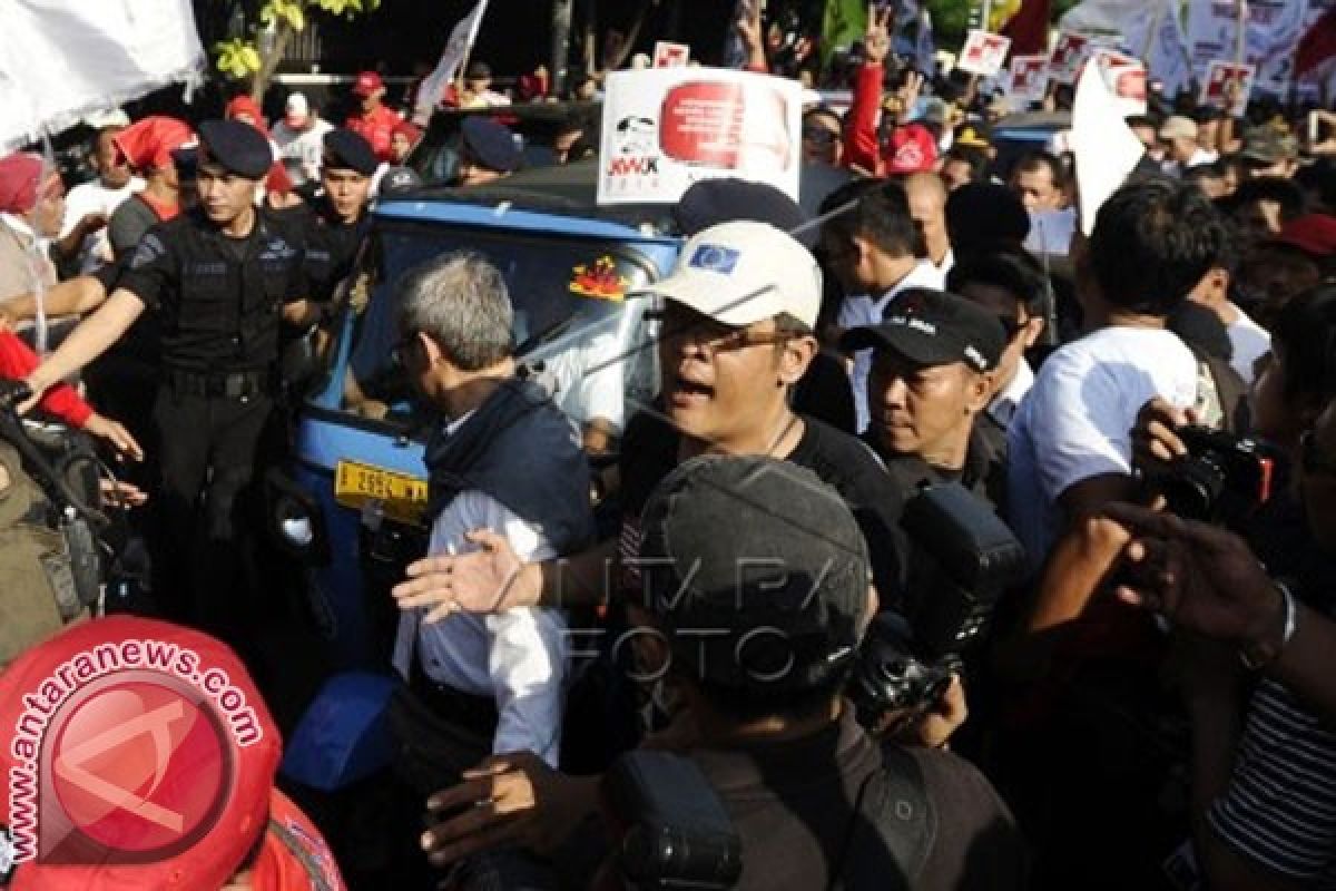 Jokowi-JK Naik Bajaj ke Kantor KPU