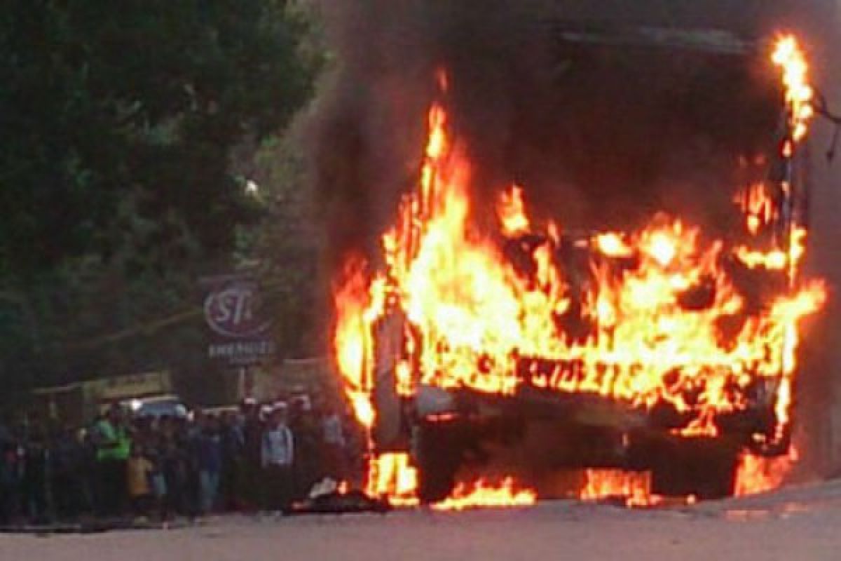 Bus terbakar di Tol Jakarta-Cikampek