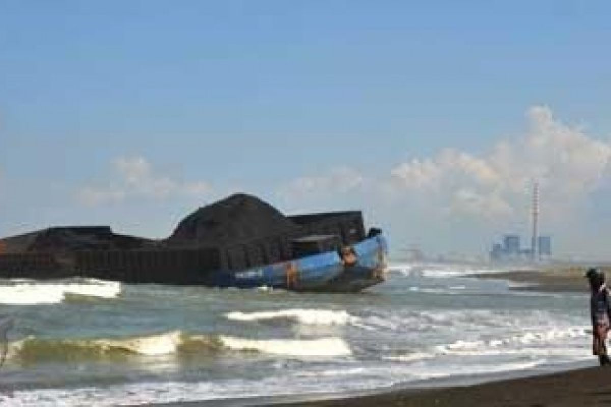 Tongkang Terdampar di Pantai Tegal Kamulyan Dievakuasi