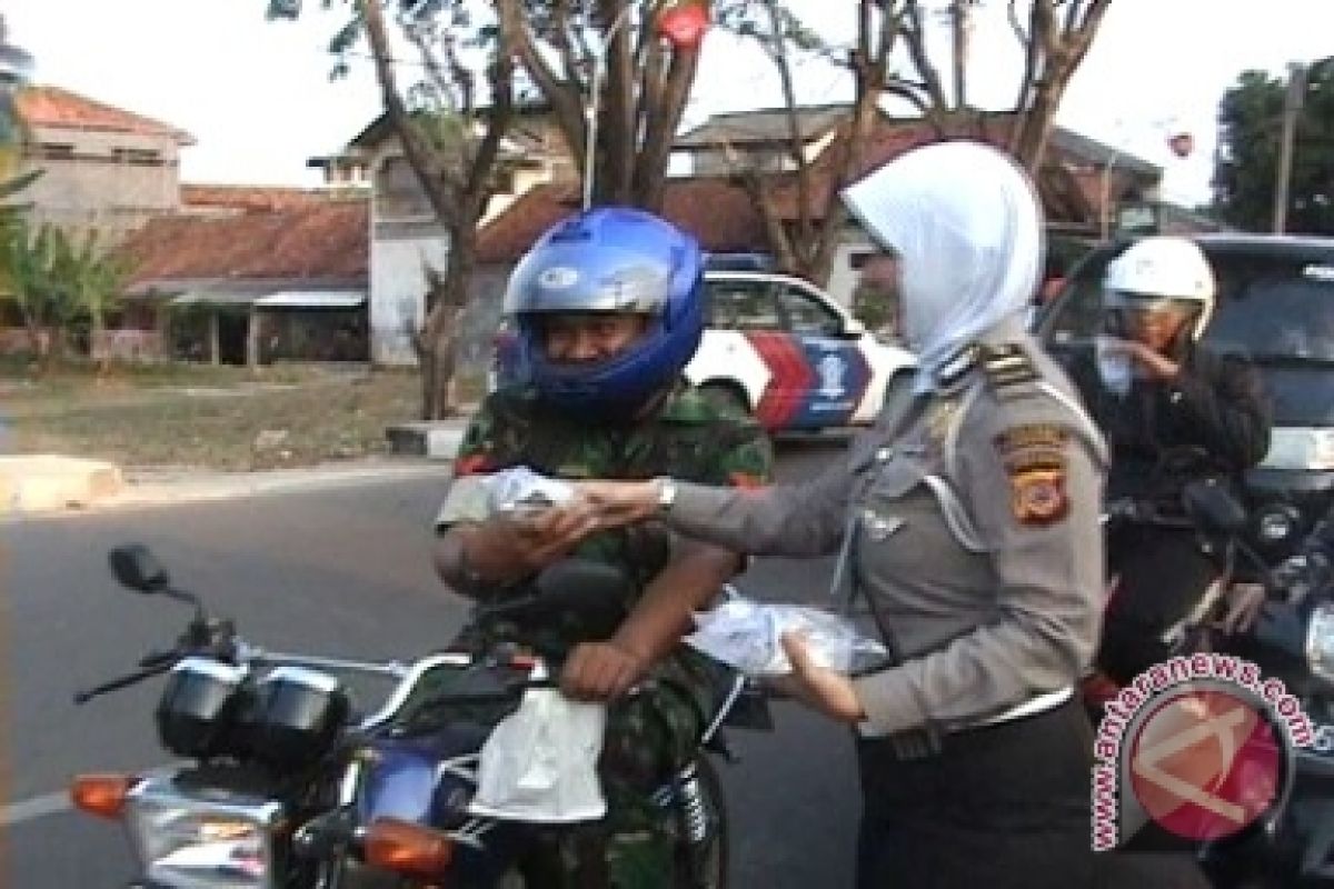 Personil Polisi Bagikan Makanan Buka Puasa