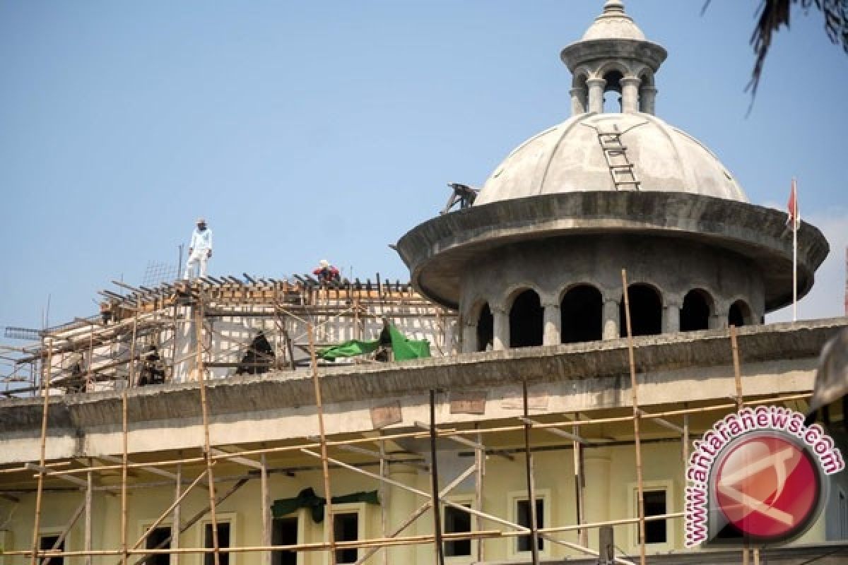 Pemkab Serahkan Bantuan Pembangunan Masjid Sinar Surya