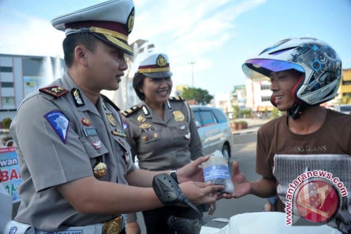 Satlantas Polresta Palembang bagikan 300 takjil