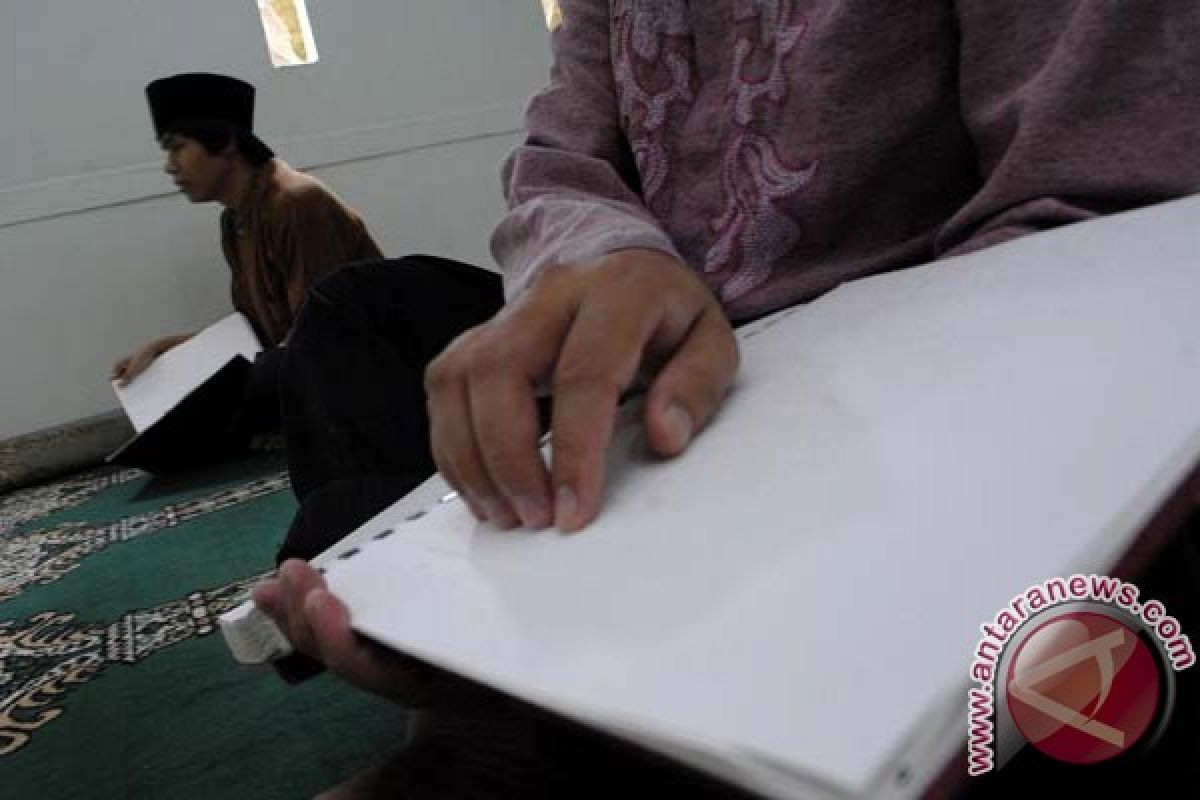 Kuwait bagikan 1.000 Al Qur'an digital braile