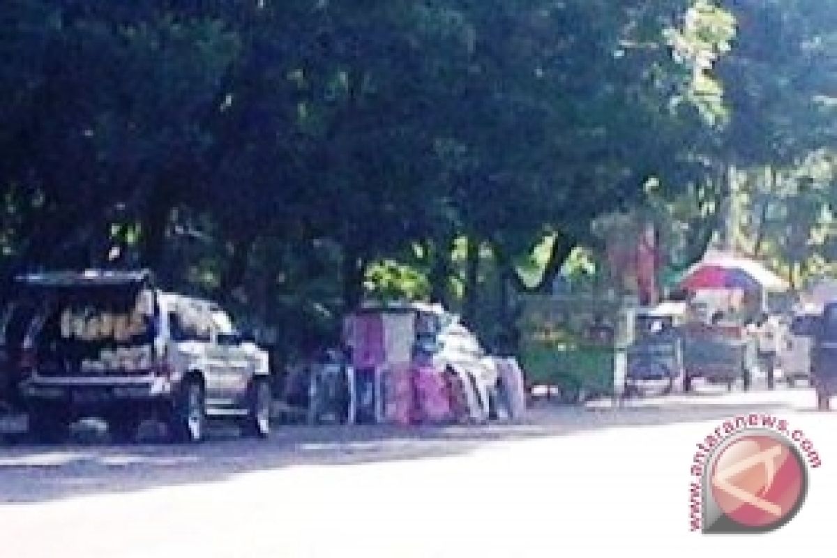 Mobil mewah dijadikan tempat jualan makanan ramadhan 