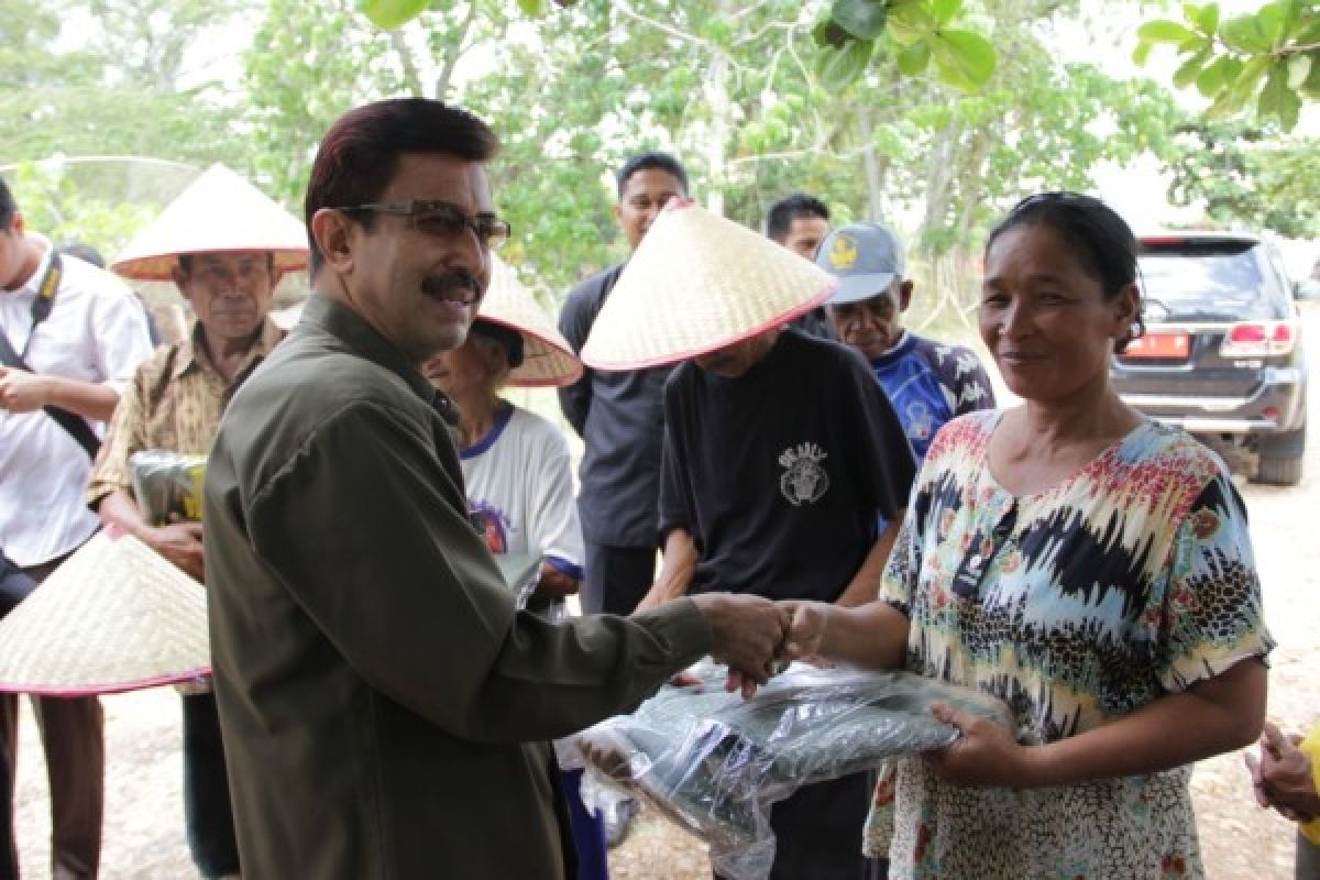 Wali Kota Bantu Perlengkapan Kerja Pemulung