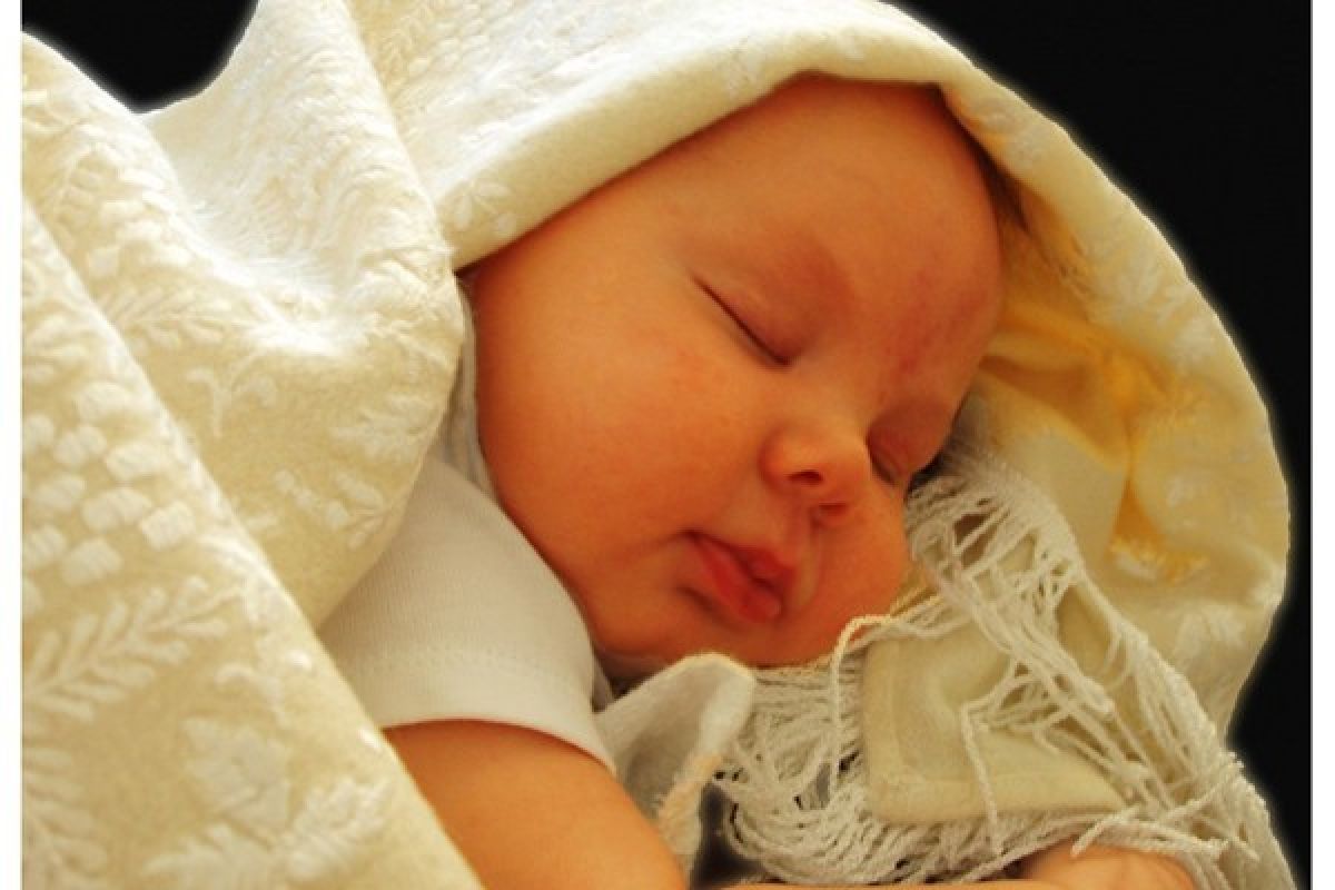 Bahaya Peluk Bayi Saat Tidur
