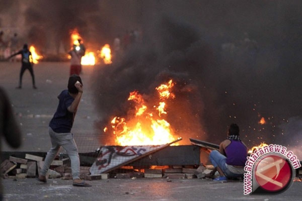 Pengunjuk rasa Kyrgyztan ambil alih, bakar kantor pusat pemerintahan