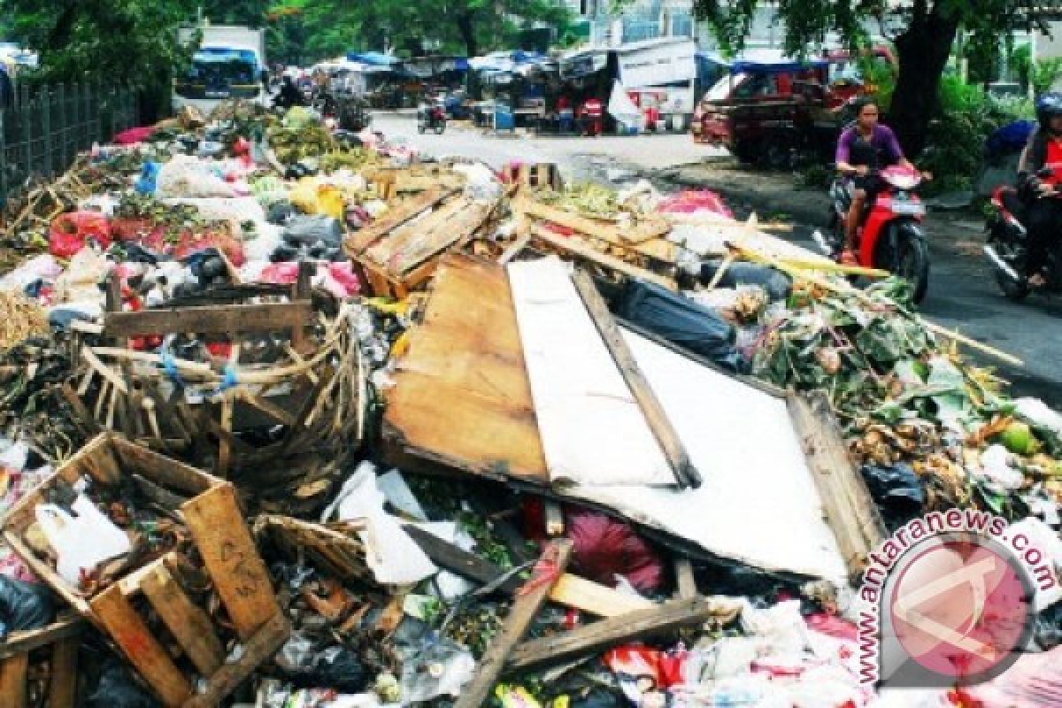 Tumpukan Sampah di Jalan Raya