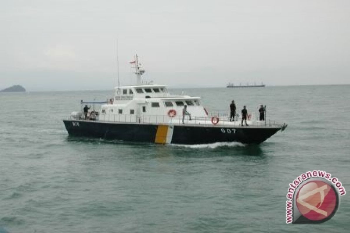 Distribusi Logistik ke Pulau Gunakan Kapal Patroli