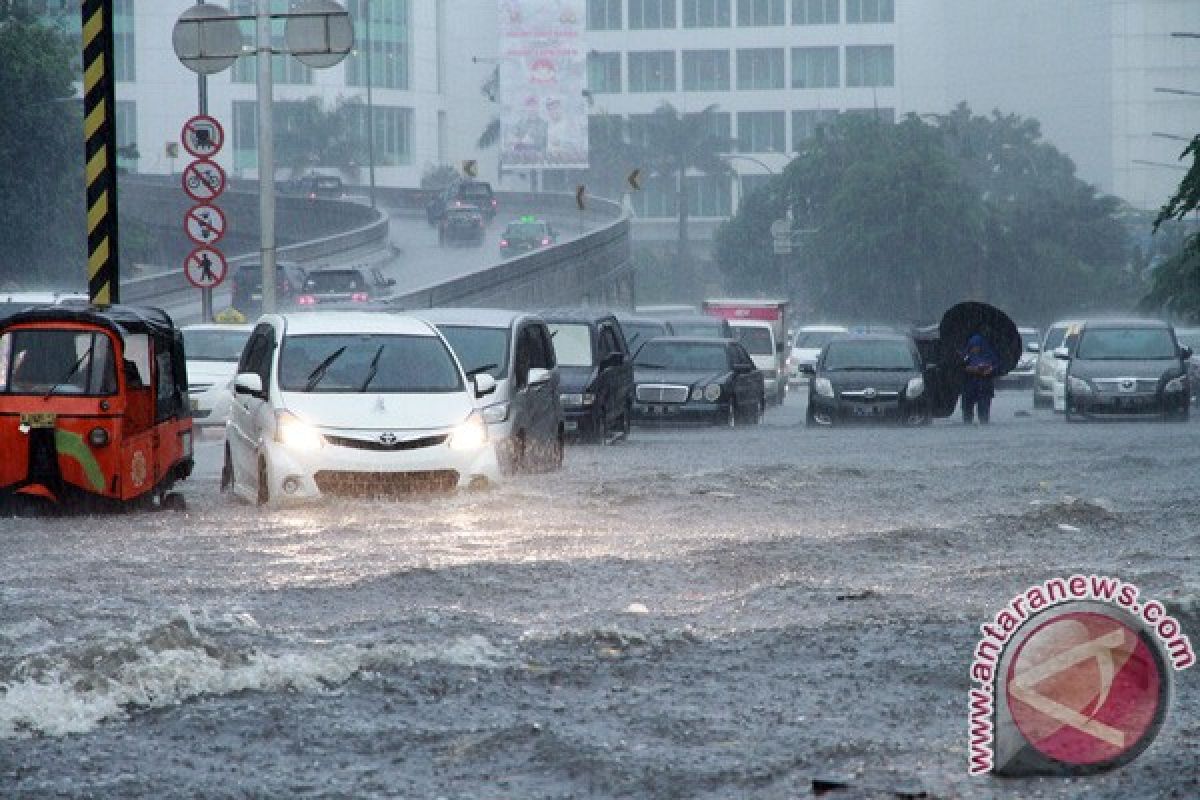 Hujan deras timbulkan 24 genangan di Jakarta