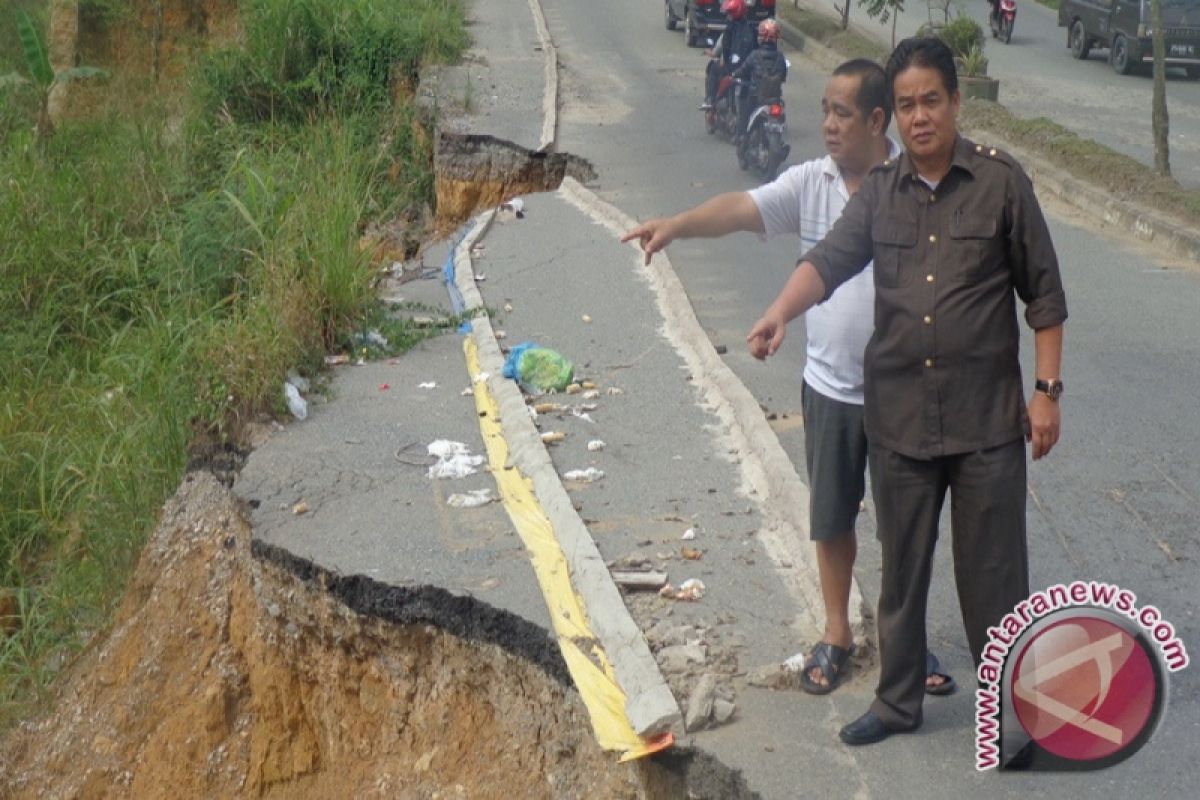 Jalan Poros Samarinda-Kukar Ambles 