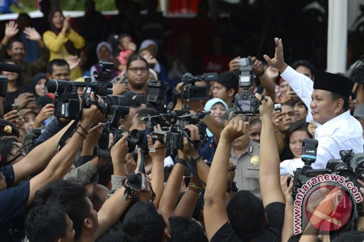 Prabowo bersama putranya mencoblos di TPS 2