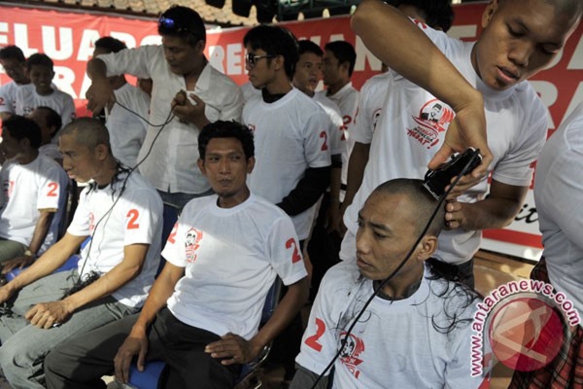 Puluhan pendukung Jokowi-JK gundul masal