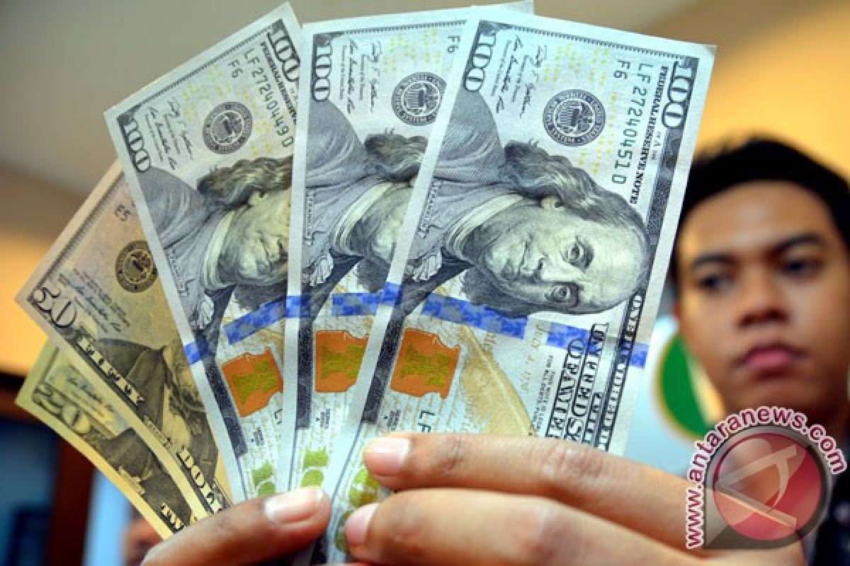 Dolar AS melemah tertekan komentar pejabat Fed