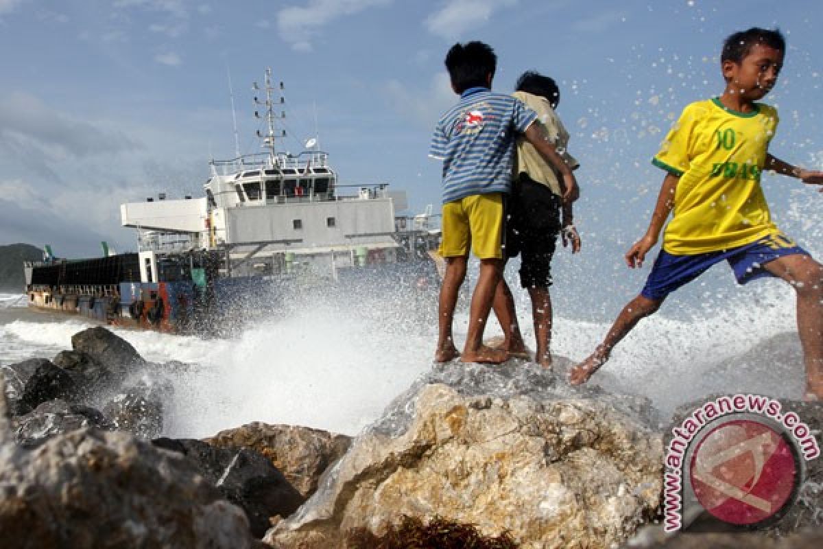 KMP Sirung terdampar di Pantai Deri, Adonara