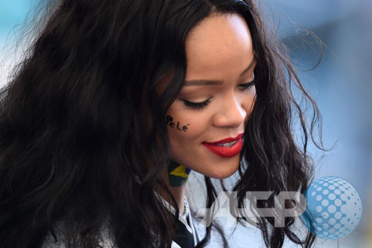 Rihanna traktir pizza fans yang antre kehujanan