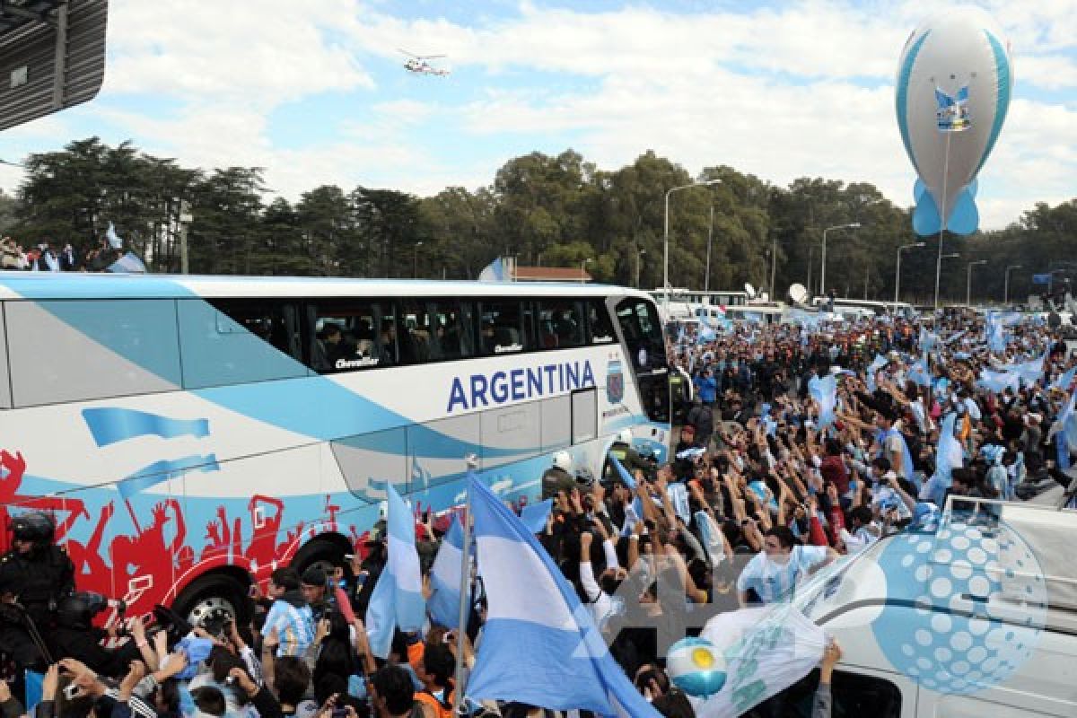 Ribuan orang sambut kedatangan timnas Argentina