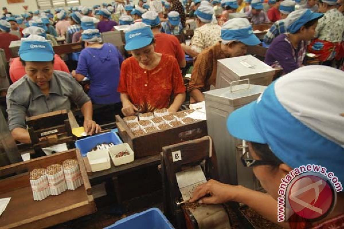 Puluhan buruh rokok di Kudus tuntut kenaikan upah