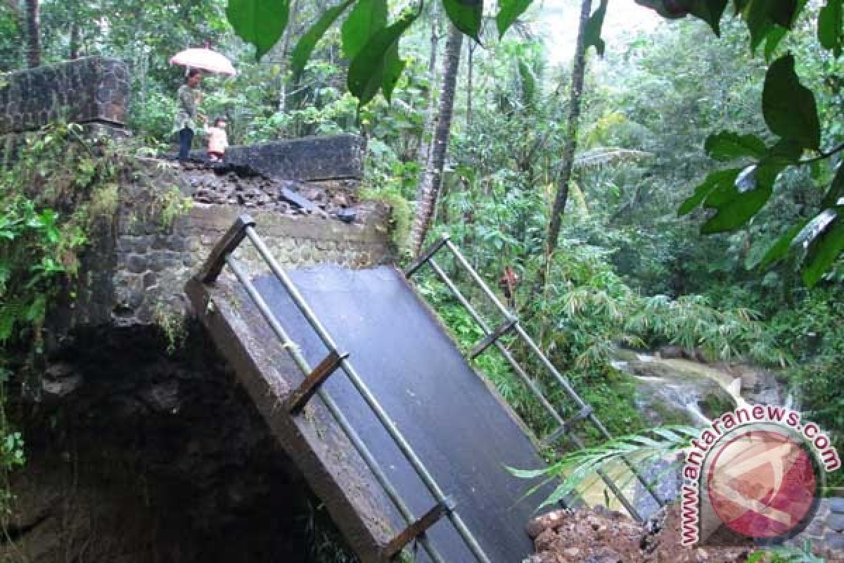 Musisi lelang jenggot untuk jembatan putus Lebak