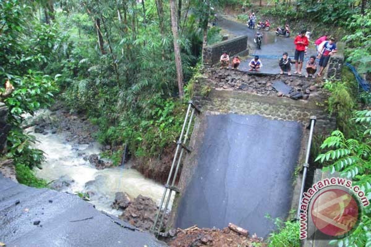 Empat desa di Langkat terisolasi karena jembatan putus