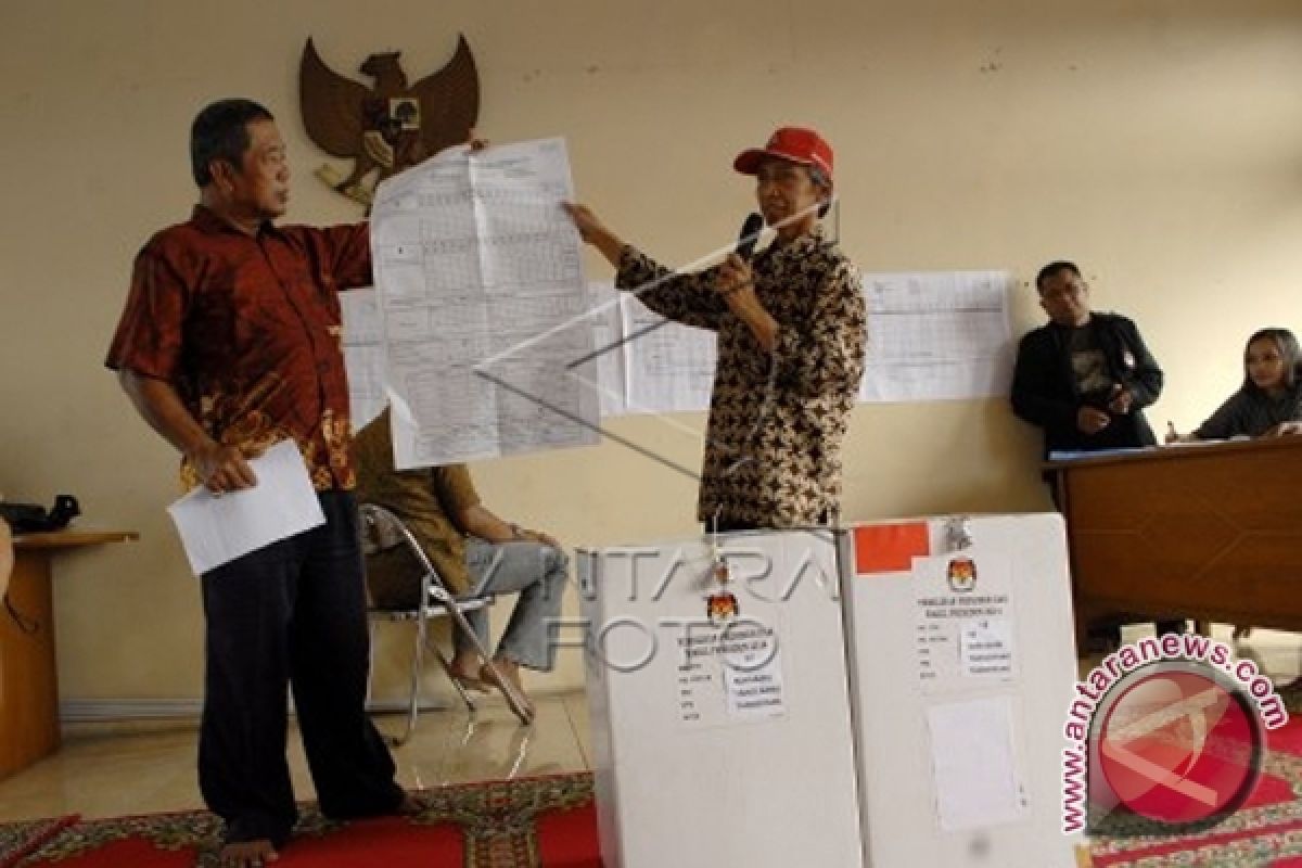 KPU Banjarmasin sedang lipat surat suara Pilpres