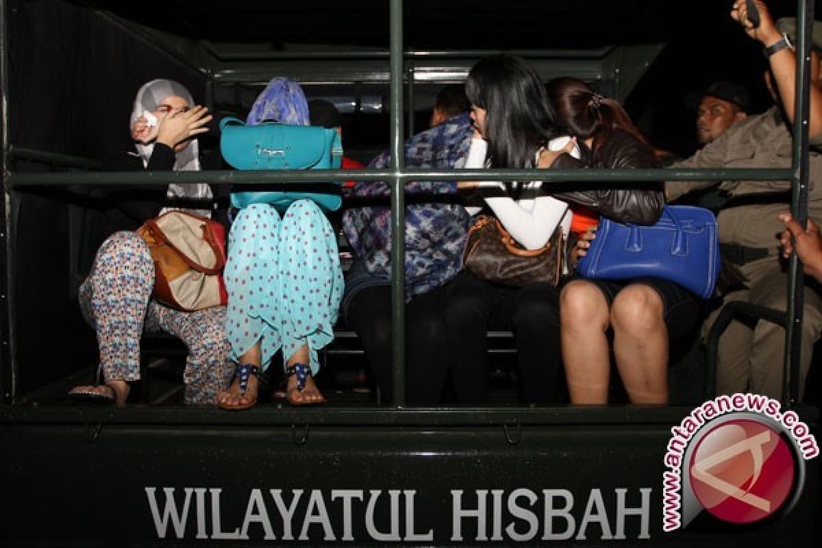 WH Lhokseumawe amankan wanita larut malam