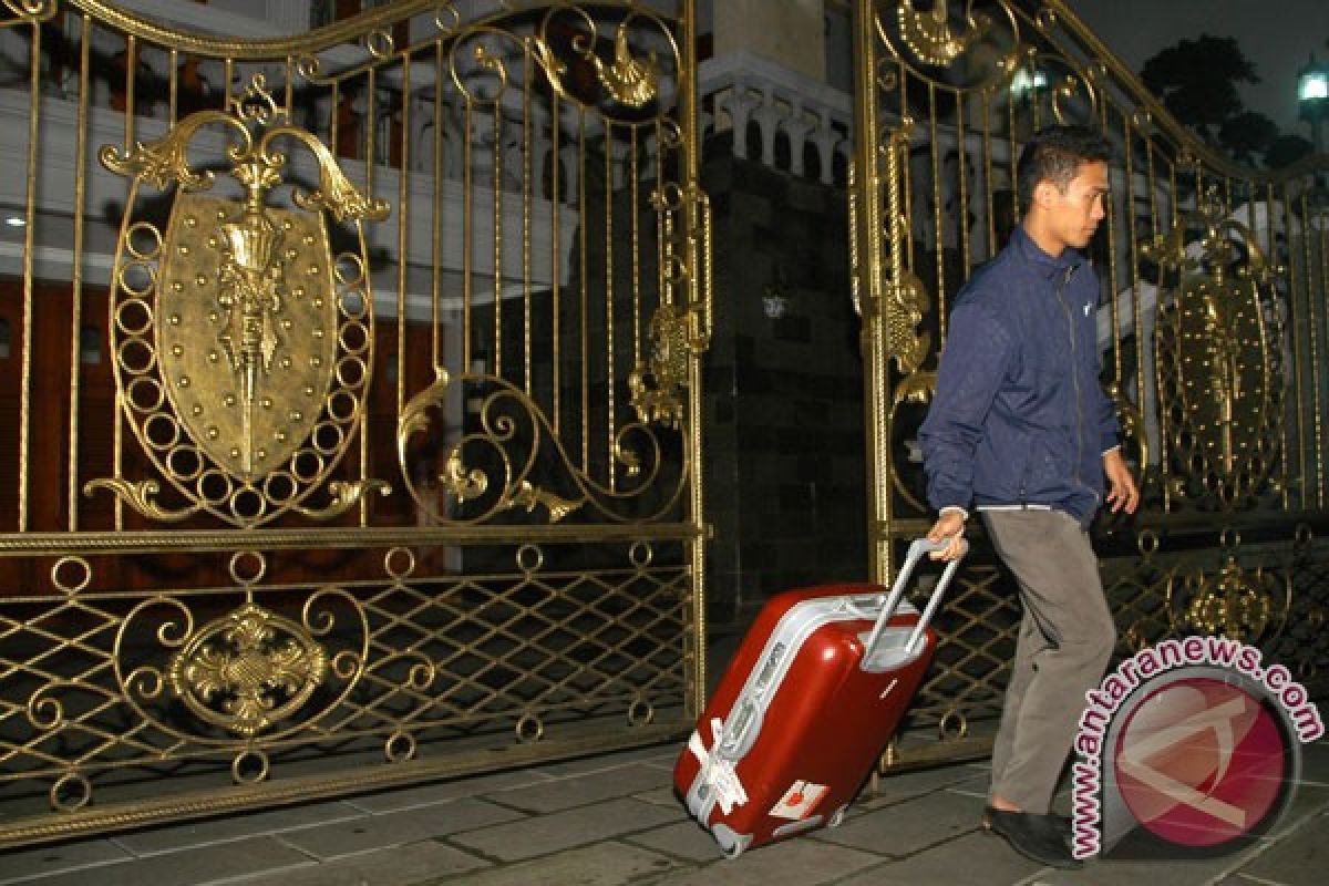 KPK bawa koper ungu dari rumah Sutan