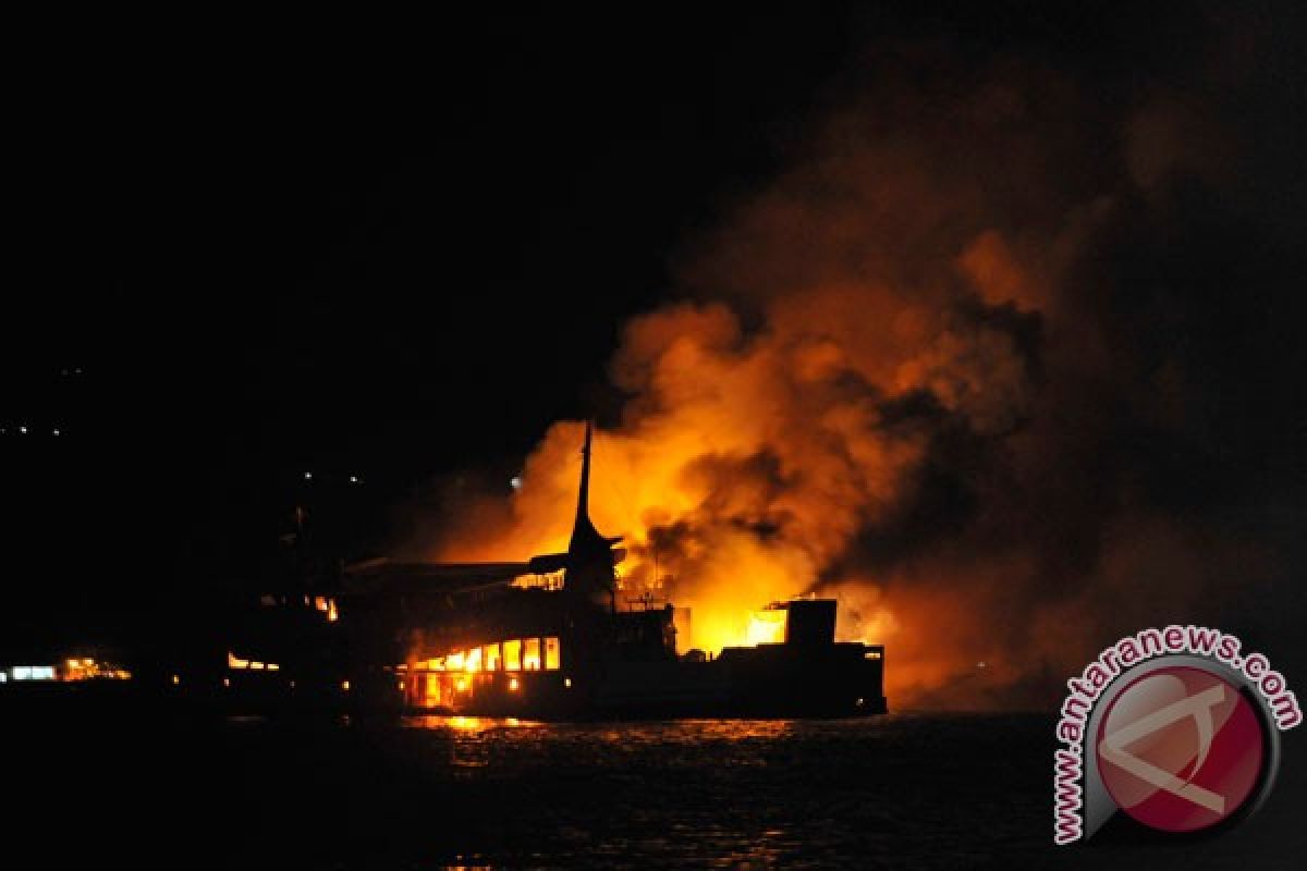 Kapal barang tujuan Malaysia hangus terbakar