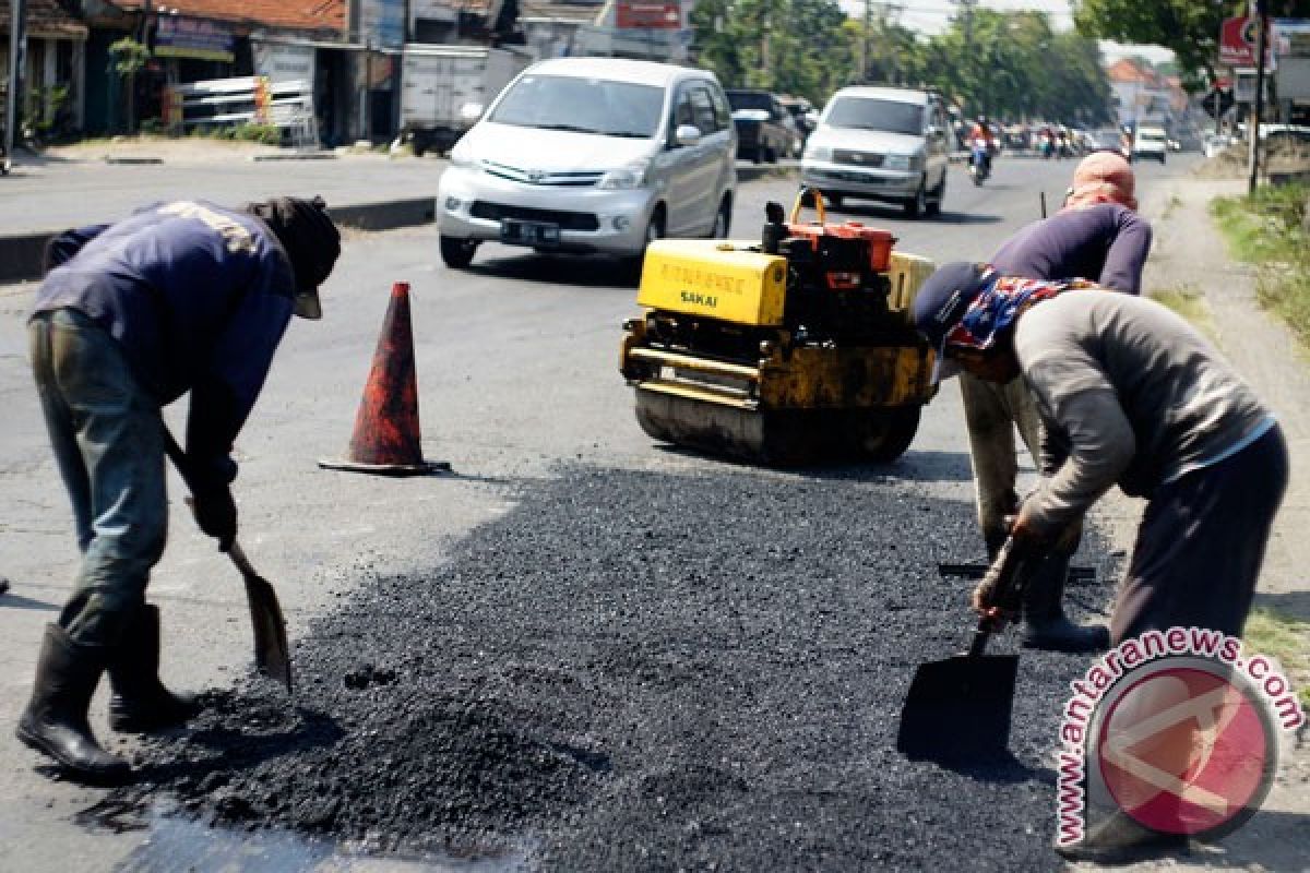 Bekasi mulai tambal lubang jalan mudik