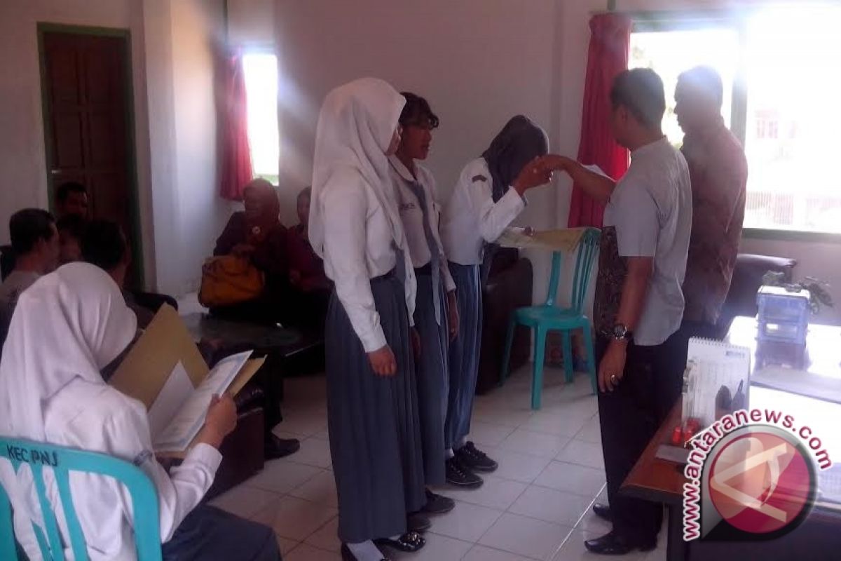 Camat Peninjauan beri penghargaan siswa berprestasi