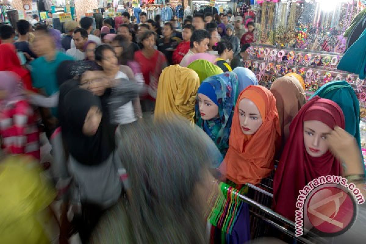 H-1 Lebaran warga Jakarta padati pusat perbelanjaan