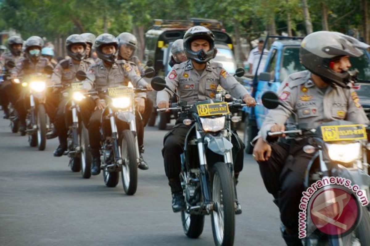 Aksi saling lempar warnai pawai takbir keliling di Ambon